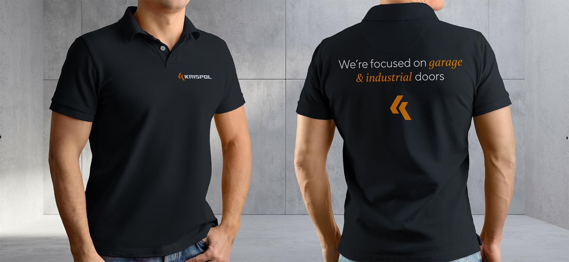 Na zdjęciu znajduje się czarna koszulka polo z logo firmy Krispol na piersi oraz napisem "We're focused on garage & industrial doors" na plecach.