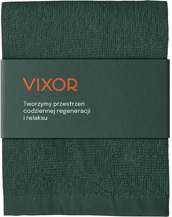 Zielony ręcznik z opaską brandingową VIXOR. Na opasce widoczne logo VIXOR w kolorze pomarańczowym oraz hasło: 'Tworzymy przestrzeń codziennej regeneracji i relaksu', nadrukowane białą czcionką.
